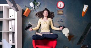 Vagus siniri uyarımı ve stres yönetimi uygulayan bir kişi, rahat nefes alıyor ve meditasyon yapıyor.