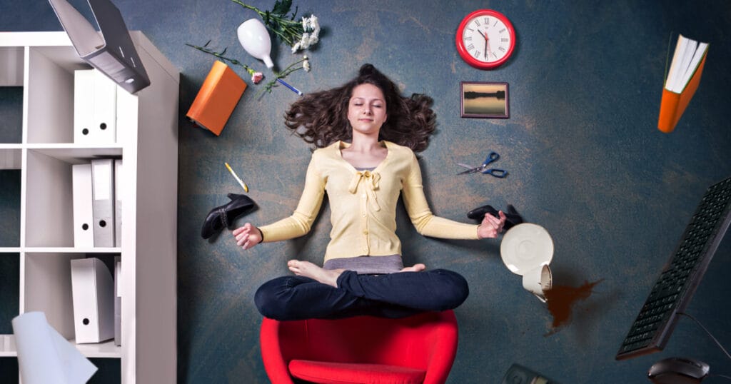 Vagus siniri uyarımı ve stres yönetimi uygulayan bir kişi, rahat nefes alıyor ve meditasyon yapıyor.